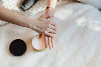 Mains sèches et gercées en automne : les gestes recommandés par les dermatologues