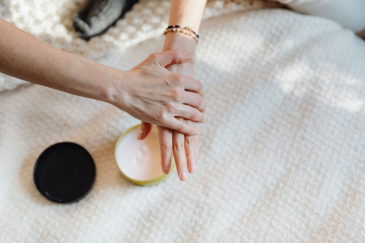 Mains sèches et gercées en automne : les gestes recommandés par les dermatologues
